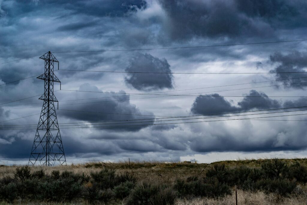 Torre eléctrica con nubes de tormenta