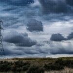 Torre eléctrica con nubes de tormenta