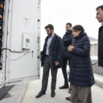 La conselleira María Jesús Lorenzana y el CEO de Sungrow Renewables en Europa Occidental, Daniel Sánchez, en la planta de Sanxenxo