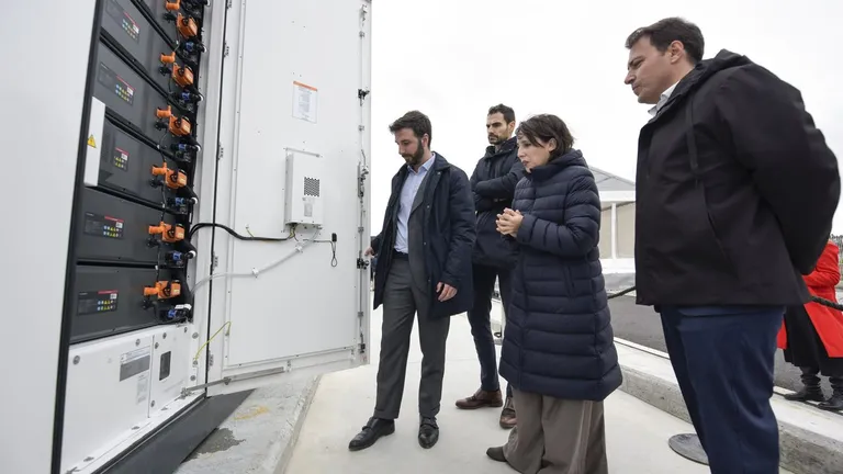 La conselleira María Jesús Lorenzana y el CEO de Sungrow Renewables en Europa Occidental, Daniel Sánchez, en la planta de Sanxenxo