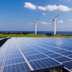 Paneles solares y aerogeneradores renovables