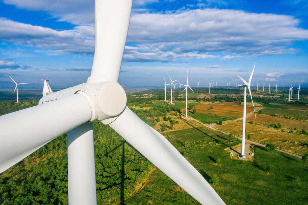 Parque eólico con aerogeneradores en operación