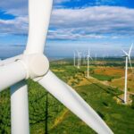 Parque eólico con aerogeneradores en operación