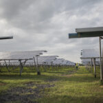 Granja de paneles solares en la estación de energía