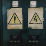 Zona de riesgo eléctrico España señal de peligro