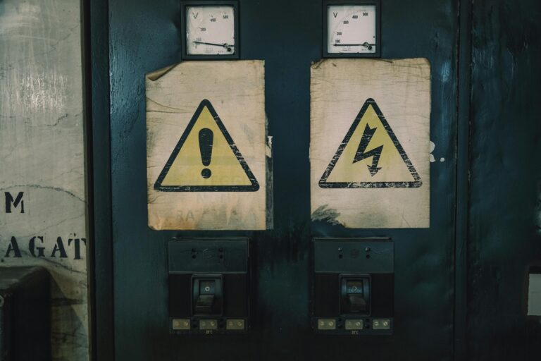 Zona de riesgo eléctrico España señal de peligro