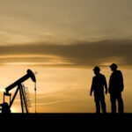 bomba extractora de petróleo y trabajadores