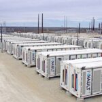 Sistema BESS en contenedores junto a una subestación.