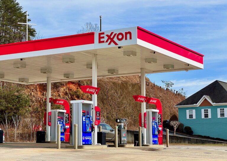 An_ExxonMobil_gas_station_in_Hiawassee_Georgia