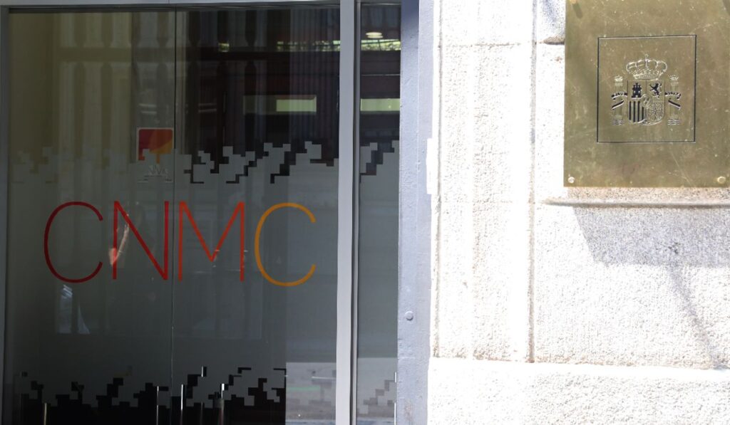 puerta-principal-comision-nacional-mercados-competencia-cnmc-madrid-2872208-1200-700