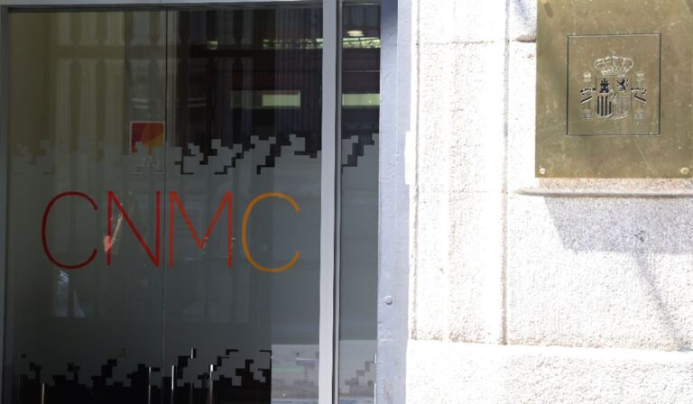 puerta-principal-comision-nacional-mercados-competencia-cnmc-madrid-2872208-1200-700