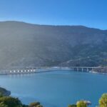 Vista del embalse de Rules, en el río Guadalfeo (Granada), con la presa al fondo entre laderas de monte bajo. El embalse será el depósito inferior de la central reversible de Los Guájares.