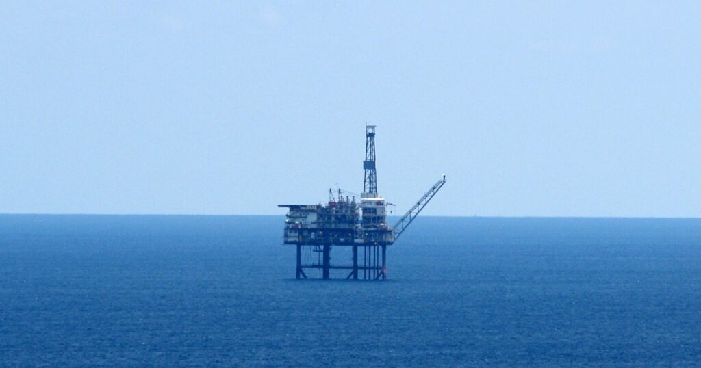 Plataforma marina Gaviota en el mar frente a Bermeo (Bizkaia), sobre el yacimiento agotado que alberga el mayor almacenamiento subterráneo de gas de España