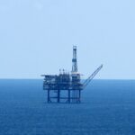 Plataforma marina Gaviota en el mar frente a Bermeo (Bizkaia), sobre el yacimiento agotado que alberga el mayor almacenamiento subterráneo de gas de España
