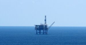 Plataforma marina Gaviota en el mar frente a Bermeo (Bizkaia), sobre el yacimiento agotado que alberga el mayor almacenamiento subterráneo de gas de España