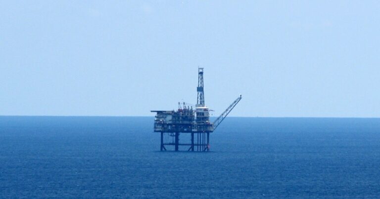 Plataforma marina Gaviota en el mar frente a Bermeo (Bizkaia), sobre el yacimiento agotado que alberga el mayor almacenamiento subterráneo de gas de España
