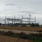 Subestación eléctrica de La Mudarra (Valladolid), de Red Eléctrica, con pórticos y torres de alta tensión junto a campos de cultivo