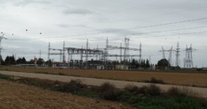 Subestación eléctrica de La Mudarra (Valladolid), de Red Eléctrica, con pórticos y torres de alta tensión junto a campos de cultivo